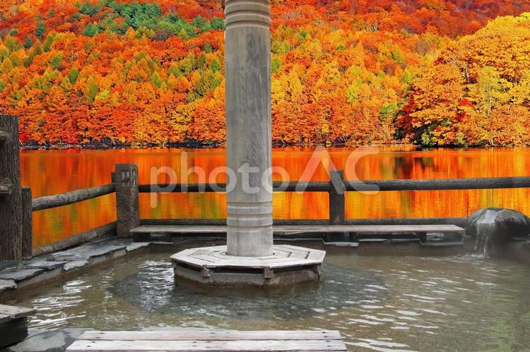 紅葉と温泉のイメージ 温泉,露天風呂,旅の写真素材