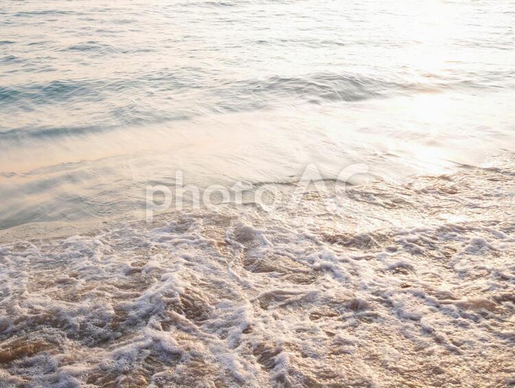 ハワイ　ワイキキビーチ　夕日に照らされた波打ち際 波,海,ビーチの写真素材