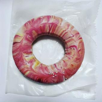 ピンクのドーナツ ピンクのドーナツの写真