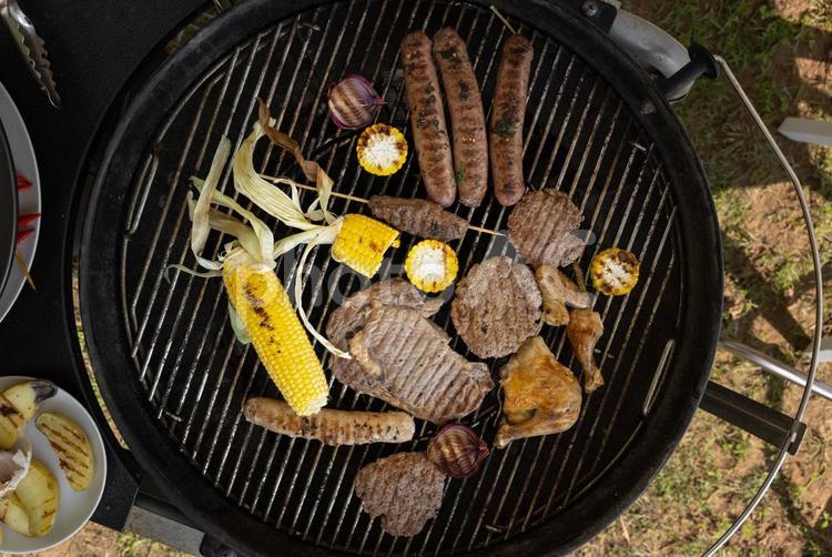 真上から見たとうもろこしやソーセージやステーキでバーベキュー バーベキュー,肉,焼き料理の写真素材