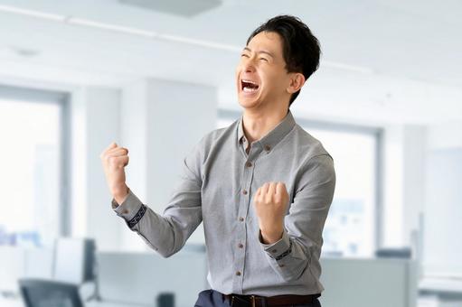 ガッツポーズで喜ぶ男性ビジネスマン ガッツポーズで喜ぶ男性ビジネスマン 男性,ガッツポーズ,嬉しいの写真素材
