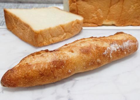 フランスパンと食パン フランスパンと食パン パン,食パン,フランスパンの写真素材
