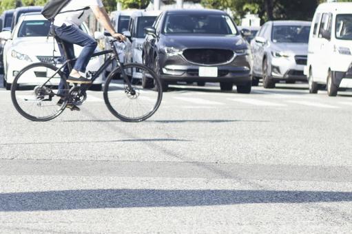 交差点を横断する自転車3 自転車,交差点,学生の写真素材