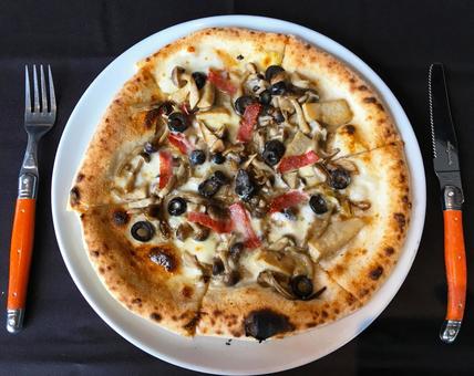 きのことベーコンのピザ ピザ,きのことベーコンのピザ,きのこのピザの写真素材