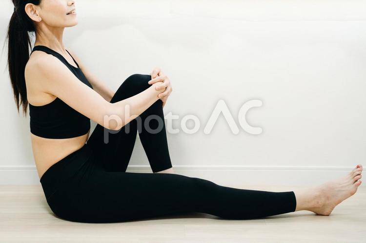 スポーツウェアを着た女性（横顔） 美脚,脚,長い脚の写真素材