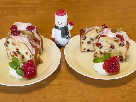 雪だるまとホリデーフルーツケーキ フルーツケーキ,ケーキ,デザートの写真素材