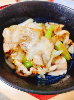 ねぎ塩豚丼 豚肉,どんぶり,ねぎの写真素材