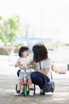 母親 育児 母親 育児 公園,女性,三輪車の写真素材