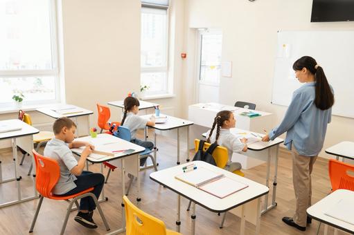 女の子の横で説明する女性 女性,女の子,男の子の写真素材