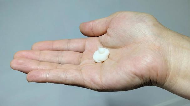 手のひらに乳液 手のひらに乳液 クリーム,右手,手のひらの写真素材