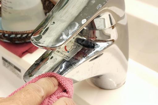 蛇口についた水アカを拭く 水アカ,水垢,掃除の写真素材