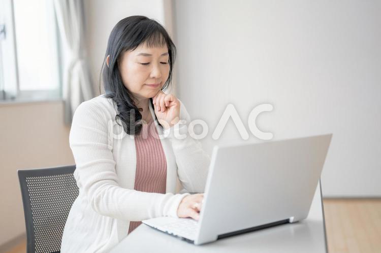 パソコンと悩む中高年女性(その７５) 女性,パソコン,ノートパソコンの写真素材