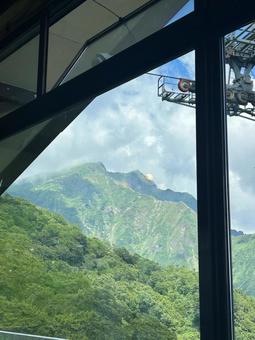 窓際から谷川岳 窓際から谷川岳の写真