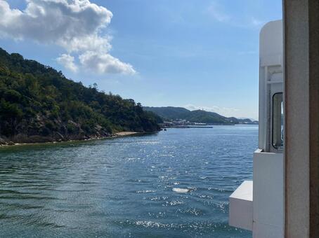 フェリーからの直島② 直島,フェリー,青空の写真素材