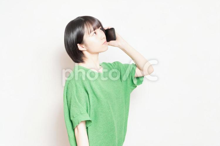 スマホを操作している若い女性 スマホ,若い,女性の写真素材