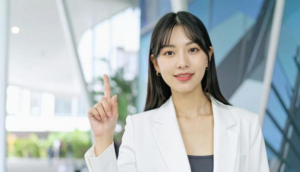 自信のある表情で指さすビジネス女性 自信のある表情で指さすビジネス女性の写真