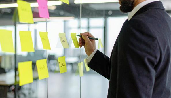 企画提案の為のブレストをする男性 企画提案の為のブレストをする男性の写真