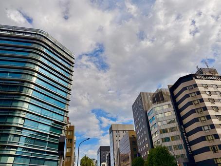 都心のオフィス街と空模様 青空,空,ビジネスの写真素材