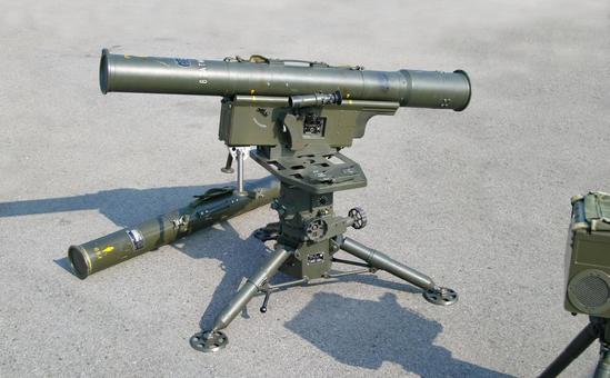 展示される陸上自衛隊の87式対戦車誘導弾 展示される陸上自衛隊の87式対戦車誘導弾の写真