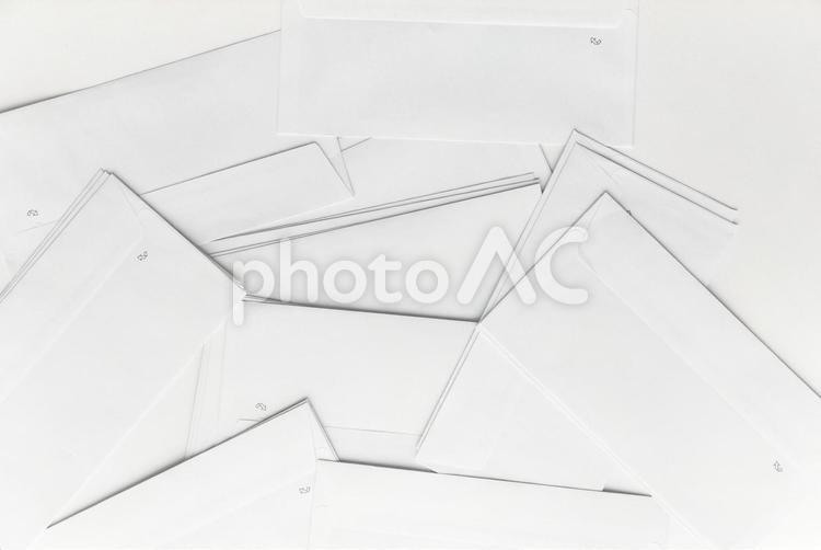 たくさんの白い封筒 モックアップ,物撮り,封筒の写真素材