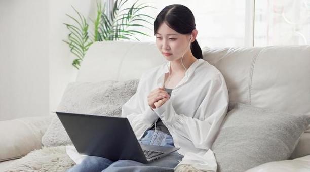 オンラインでカウンセリングを受ける女性 オンラインでカウンセリングを受ける女性 オンライン,カウンセリング,女性の写真素材