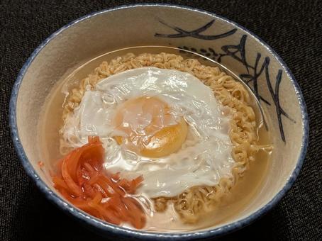 立冬前に自宅で食べた即席ラーメン インスタントラーメン,油揚げ麺,生卵トッピングの写真素材