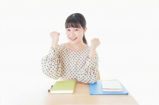 ガッツポーズをする笑顔の女子学生 内定通知,ガッツポーズ,単位の写真素材