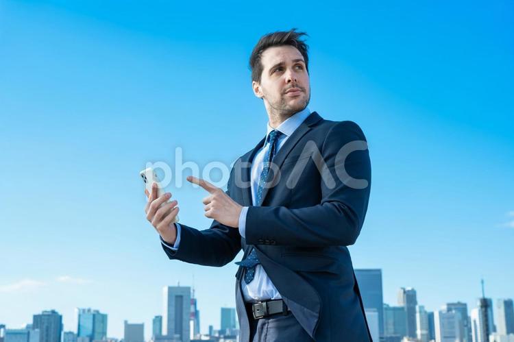 スマートフォンを持つビジネスマン  ビジネス,ネットワーク,キャリアの写真素材