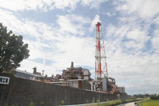 田畑の中のパルプ工場、富山県高岡市 煙突,田んぼ,越中パルプ工業の写真素材