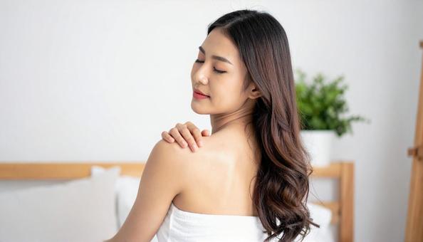 肩こりをマッサージする大人女性の写真