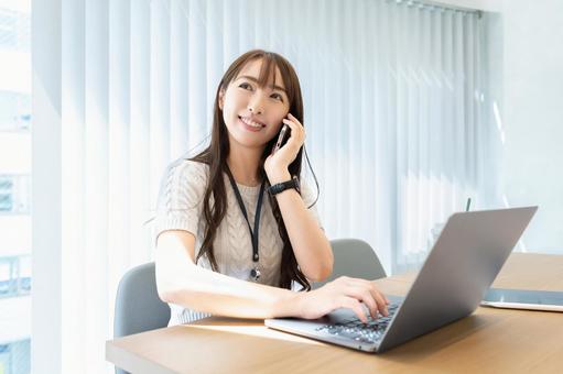 スマホで話す笑顔の女性・ビジネスウーマン 女性,スマホ,スマートフォンの写真素材