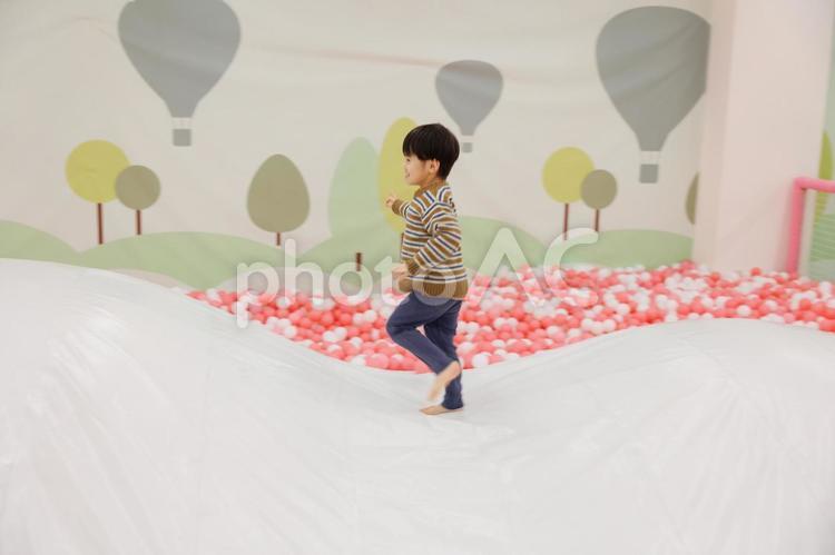 元気に遊びまわる男の子 男の子,子供,キッズの写真素材