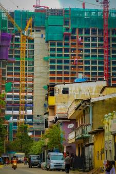 古い建物と建設中の高層ビル 古い建物,建設中,高層ビルの写真素材
