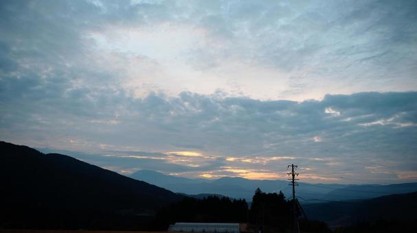 朝焼けと電柱 朝焼けと電柱の写真