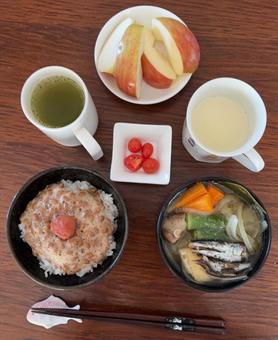 こまちご飯に納豆と紫蘇漬け梅干し等の朝食 こまちご飯に納豆と紫蘇漬け梅干し等の朝食の写真