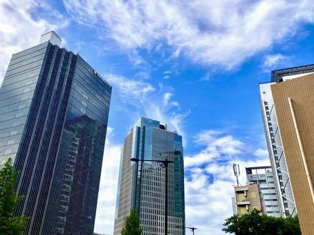 爽やかな空とオフィスビル 爽やかな空とオフィスビル オフィス,オフィスビル,ビジネスの写真素材