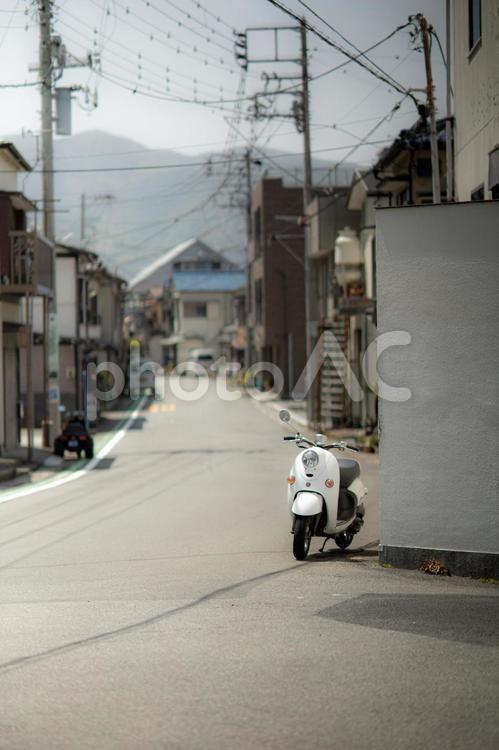 街角のスクーター スクーター,原付,バイクの写真素材