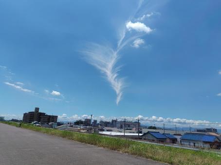 龍神様のような雲が浮かぶ青空 龍神様のような雲が浮かぶ青空 空,晴れ,skyの写真素材