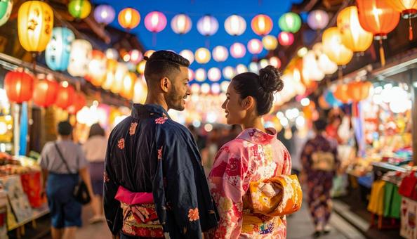 祭りの中を歩く浴衣姿の男女 祭りの中を歩く浴衣姿の男女の写真
