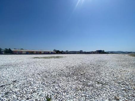 夏の青い海と白い石の海岸 夏の青い海と白い石の海岸 海,海岸,砂浜の写真素材