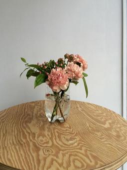 木のテーブルに置かれた可愛らしい花 木のテーブルに置かれた可愛らしい花の写真
