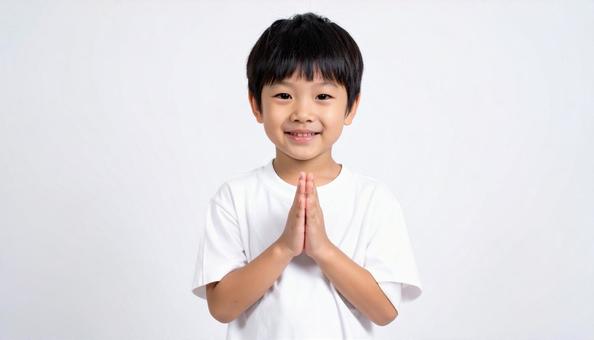 両手をあわせてお願いしている男の子 両手をあわせてお願いしている男の子の写真