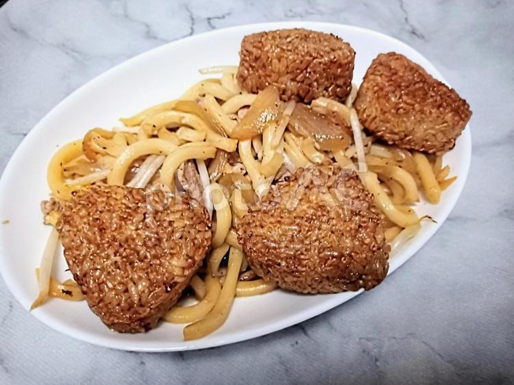 焼きうどんと焼きおにぎり 焼きおにぎり,おにぎり,うどんの写真素材