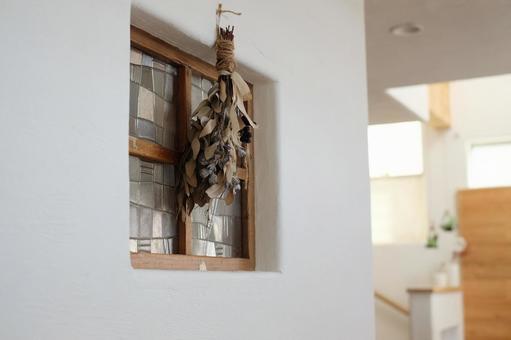 アンティークな室内窓とドライフラワー クラシック,一軒家,北欧風の写真素材