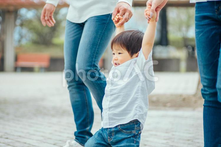 手を繋いで歩く家族 赤ちゃん,子供,息子の写真素材