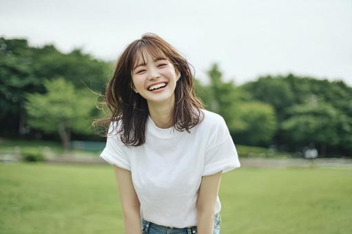 自然の中で輝く笑顔 自然の中で輝く笑顔の写真