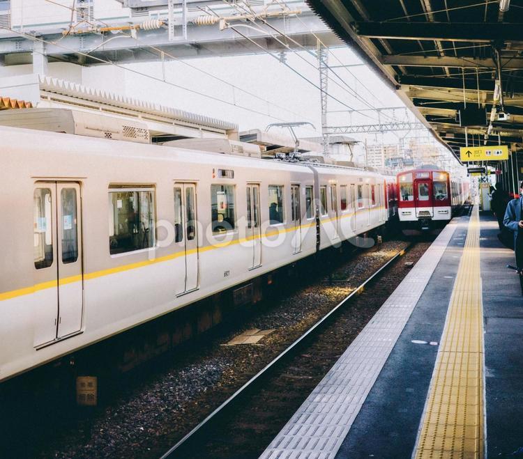 電車　ホーム　イメージ　 電車,駅,ホームの写真素材