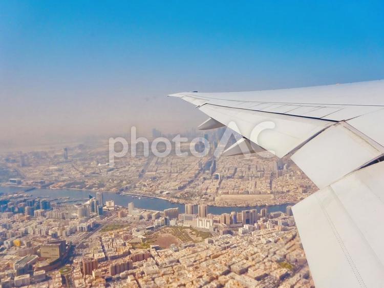 ドバイの街並みと川の機窓 ドバイ,飛行機,青空の写真素材