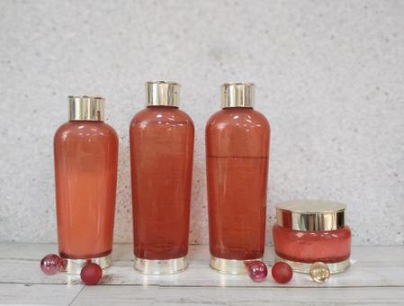 シンプルに並べた赤いボトルのコスメ コスメ,化粧品,赤の写真素材