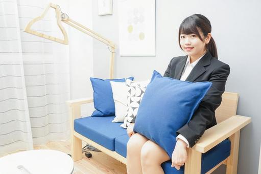 スーツを着てリラックスをする女性 実家,女の子,家の写真素材
